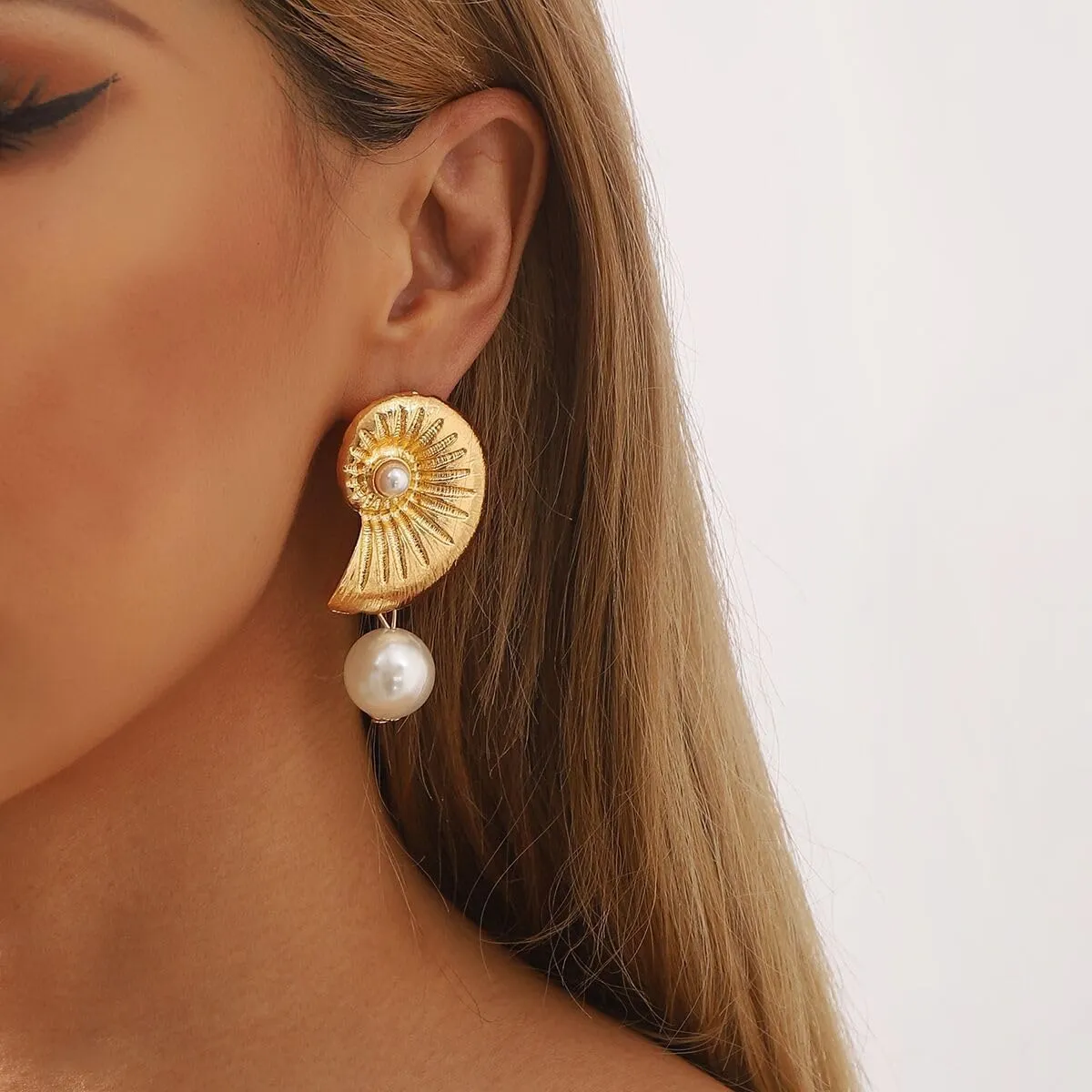Doubnine Sea Shell Charm Cowrie Earrings Dangle Golden Mermaid Earrings Scallop Beach Retro Chic Women Ocean Jewelry
